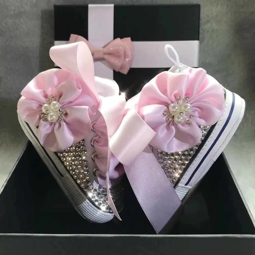 Chaussures bébé décontractées avec bandeau orné de perles, parfaites comme cadeau pour nouveau-né.
