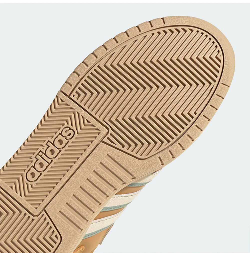 Baskets Adidas rétro légères, confortables et durables pour usage quotidien.