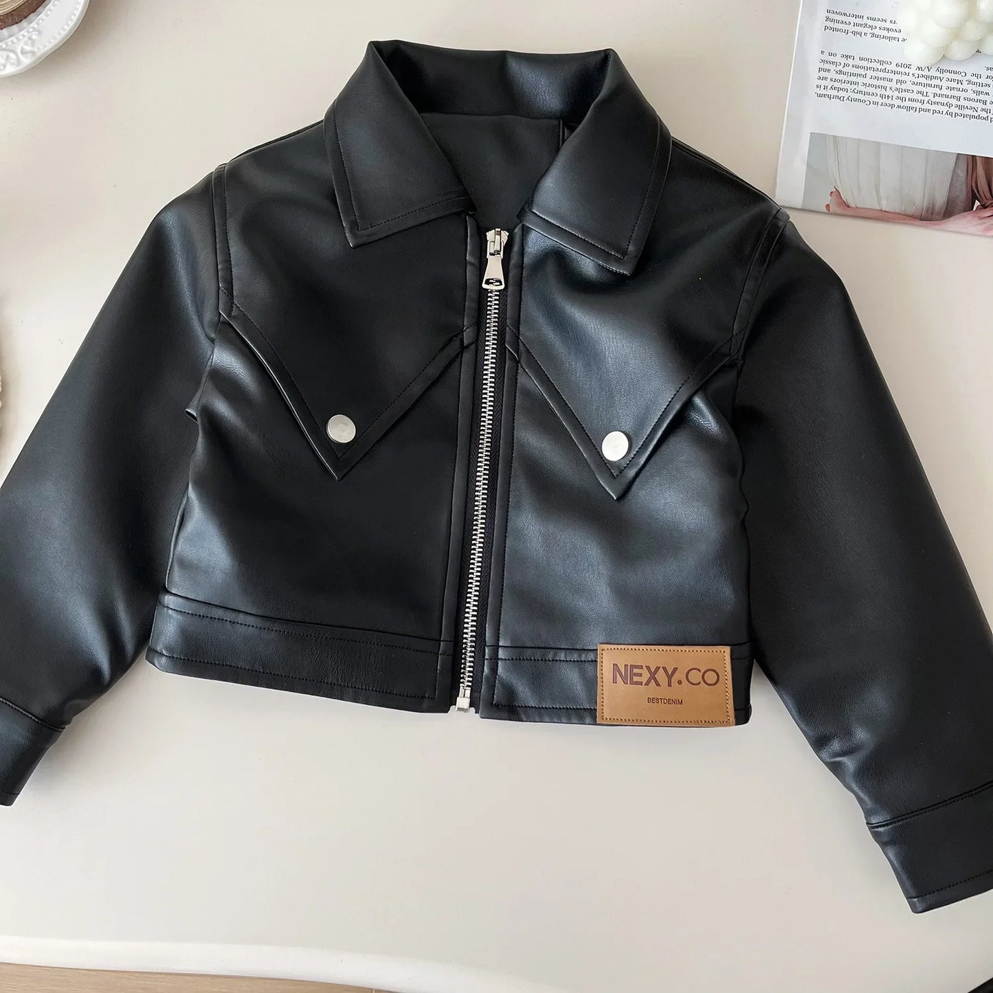 Set Fille 2 Pièces – Haut Cuir à Revers + Jupe Plissée, Tenue Tendance Chic et Durable