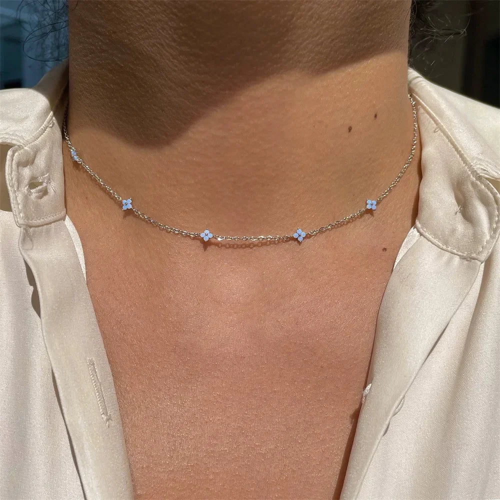 YIKOOLIN Collier Femme – Fleur Bleue Luxe, Design Minimaliste, Style Européen Américain