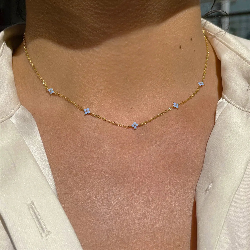 YIKOOLIN Collier Femme – Fleur Bleue Luxe, Design Minimaliste, Style Européen Américain