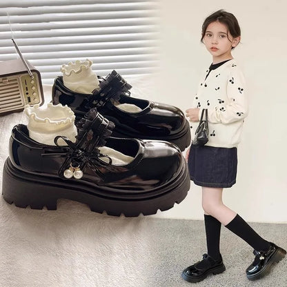 Chaussures Mary Janes noires en cuir PU, plaques et souples, avec pendentif perlé, idéales pour école, mariage et occasions, au toucher doux et brillant.