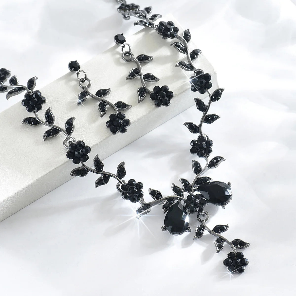 YIKOOLIN Ensemble Bijoux Femme – 3 Pièces Fleur Goutte d’Eau, Collier & Boucles, Style Élégant