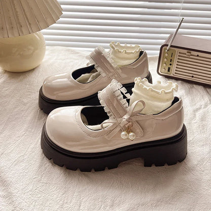 Chaussures Mary Janes noires en cuir PU, plaques et souples, avec pendentif perlé, idéales pour école, mariage et occasions, au toucher doux et brillant.