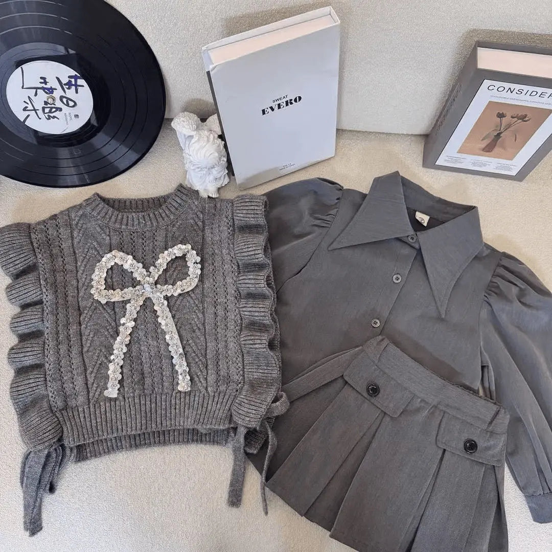 Ensemble 3 pièces fille﻿– gilet tricoté, chemise, jupe plissée