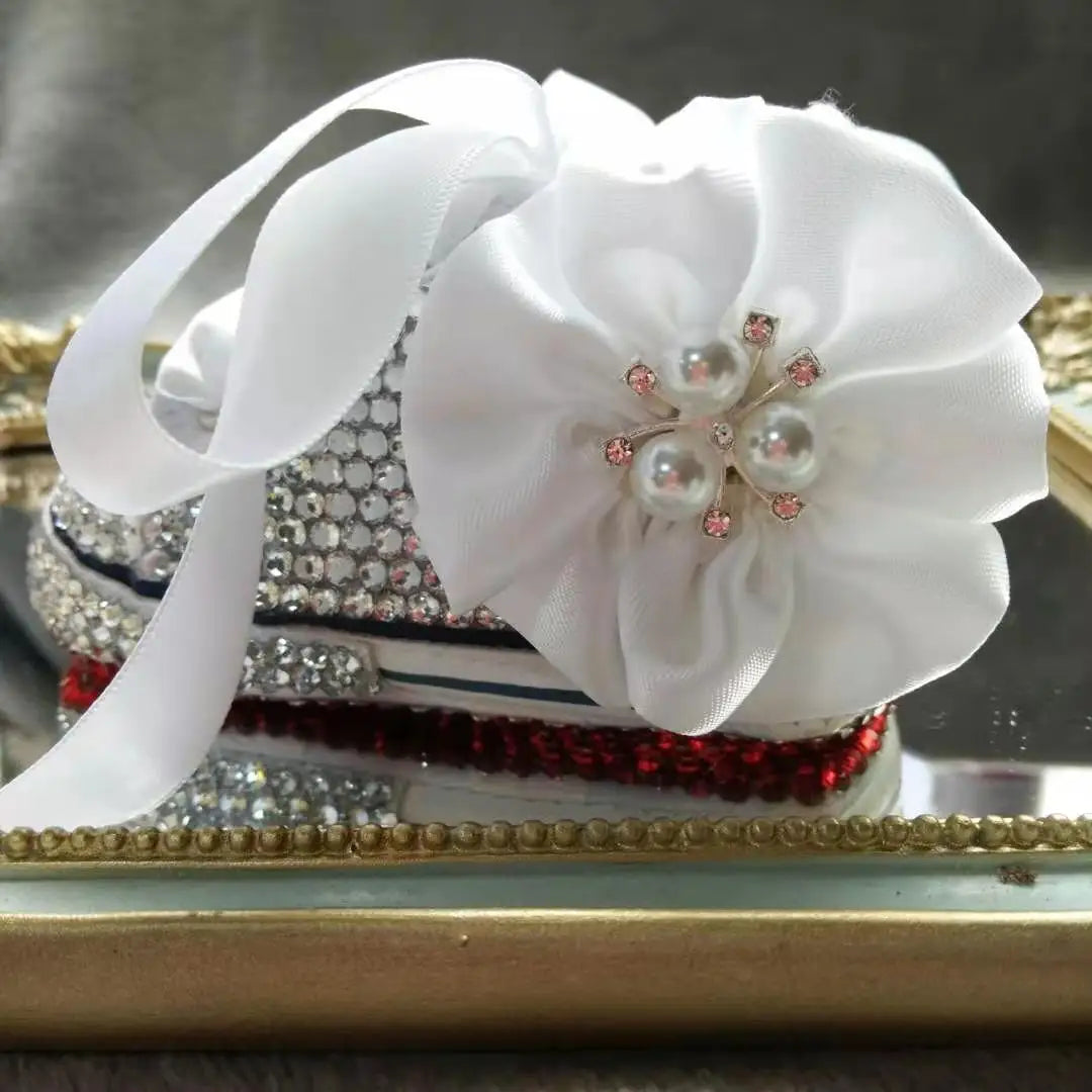 Chaussures bébé décontractées avec bandeau orné de perles, parfaites comme cadeau pour nouveau-né.