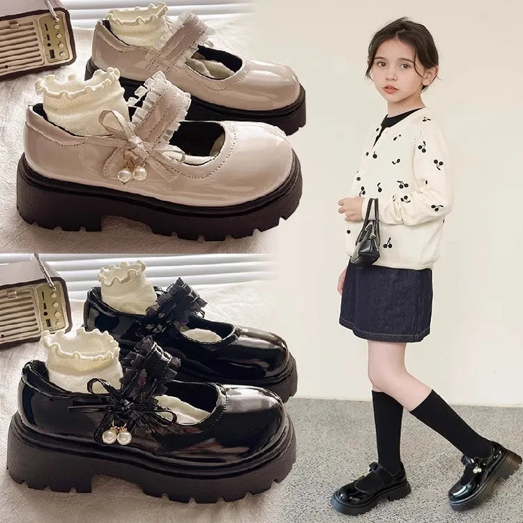 Chaussures Mary Janes noires en cuir PU, plaques et souples, avec pendentif perlé, idéales pour école, mariage et occasions, au toucher doux et brillant.