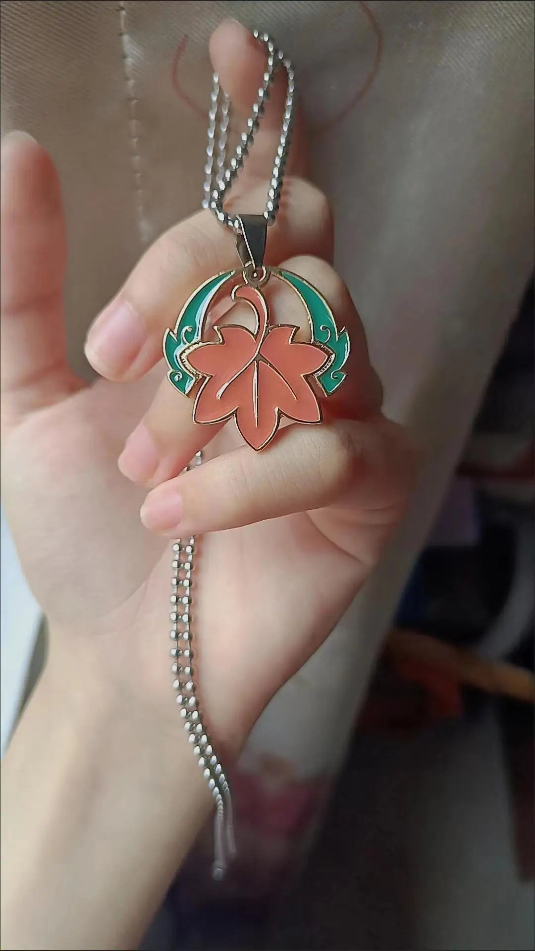 Collier Kazuha en acier titane avec pendentif feuille d’érable – 3 styles, cadeau pour fans .