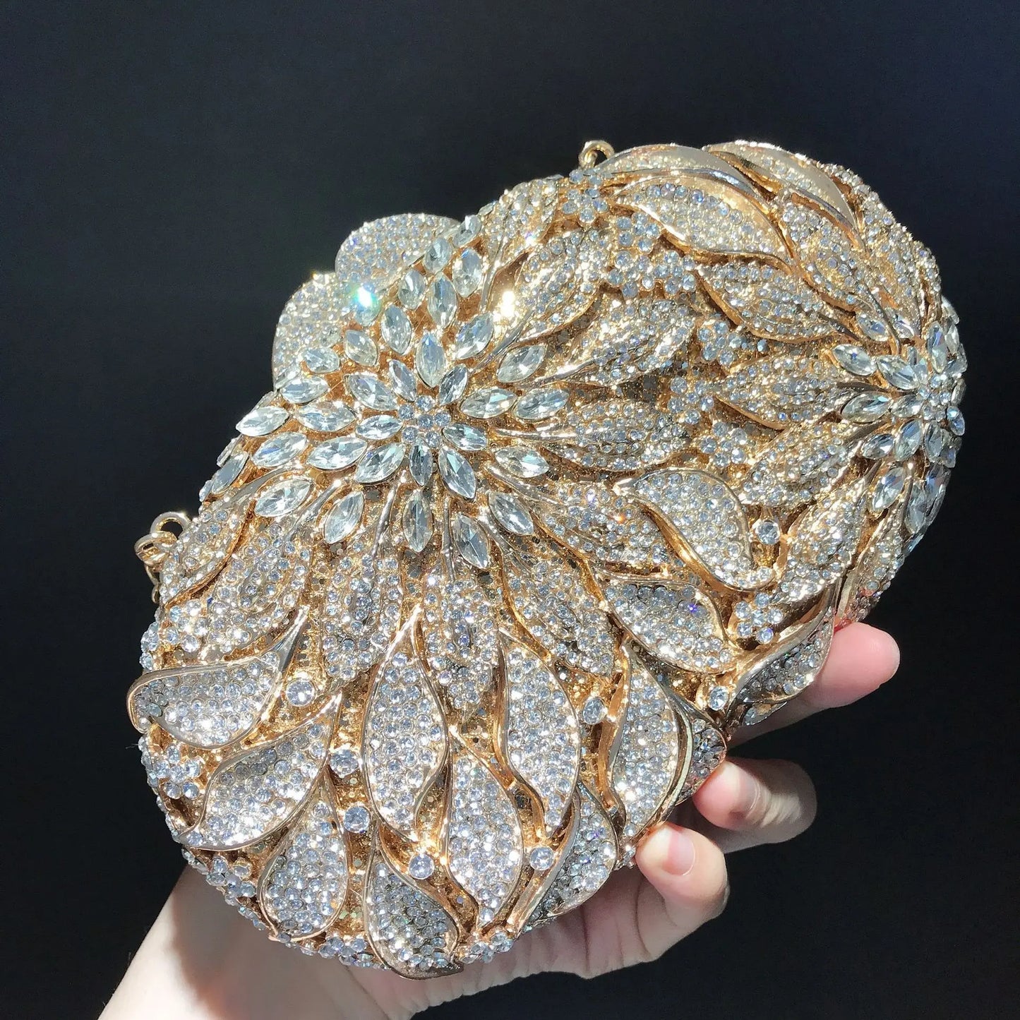 Sacs à main de luxe en métal doré pour femmes, marqués pour mariages et fêtes.