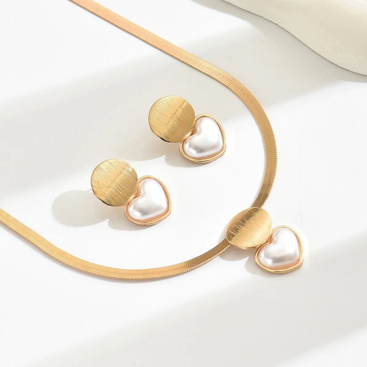 YIKOOLIN Ensemble Bijoux Femme – Doré Chic 3 Pièces, Collier & Boucles Cœur Géométrique