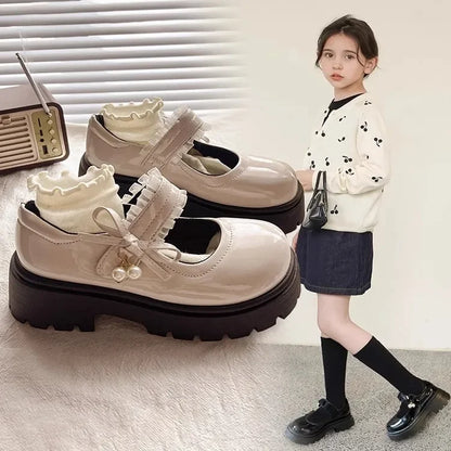 Chaussures Mary Janes noires en cuir PU, plaques et souples, avec pendentif perlé, idéales pour école, mariage et occasions, au toucher doux et brillant.