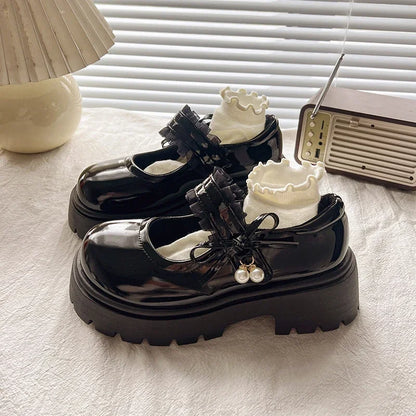 Chaussures Mary Janes noires en cuir PU, plaques et souples, avec pendentif perlé, idéales pour école, mariage et occasions, au toucher doux et brillant.