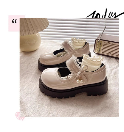 Chaussures Mary Janes noires en cuir PU, plaques et souples, avec pendentif perlé, idéales pour école, mariage et occasions, au toucher doux et brillant.