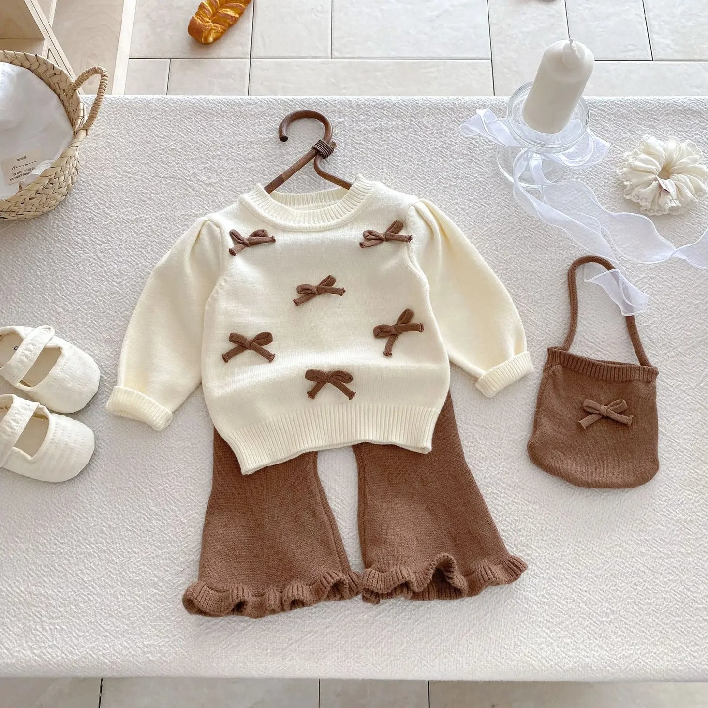 Ensemble bébé fille 3 pièces – pull, pantalon évasé & mini sac (automne)