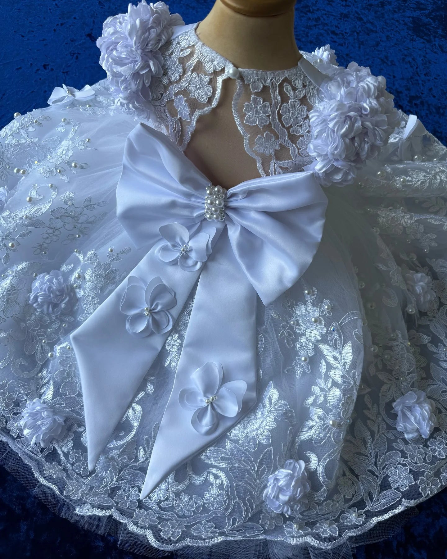 Robe baptême dentelle bonnet - fleurs 3D, tenue blanche fille