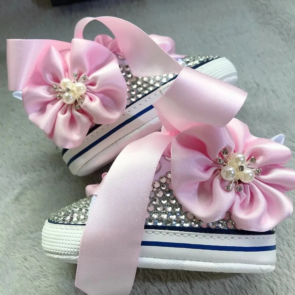 Chaussures bébé décontractées avec bandeau orné de perles, parfaites comme cadeau pour nouveau-né.