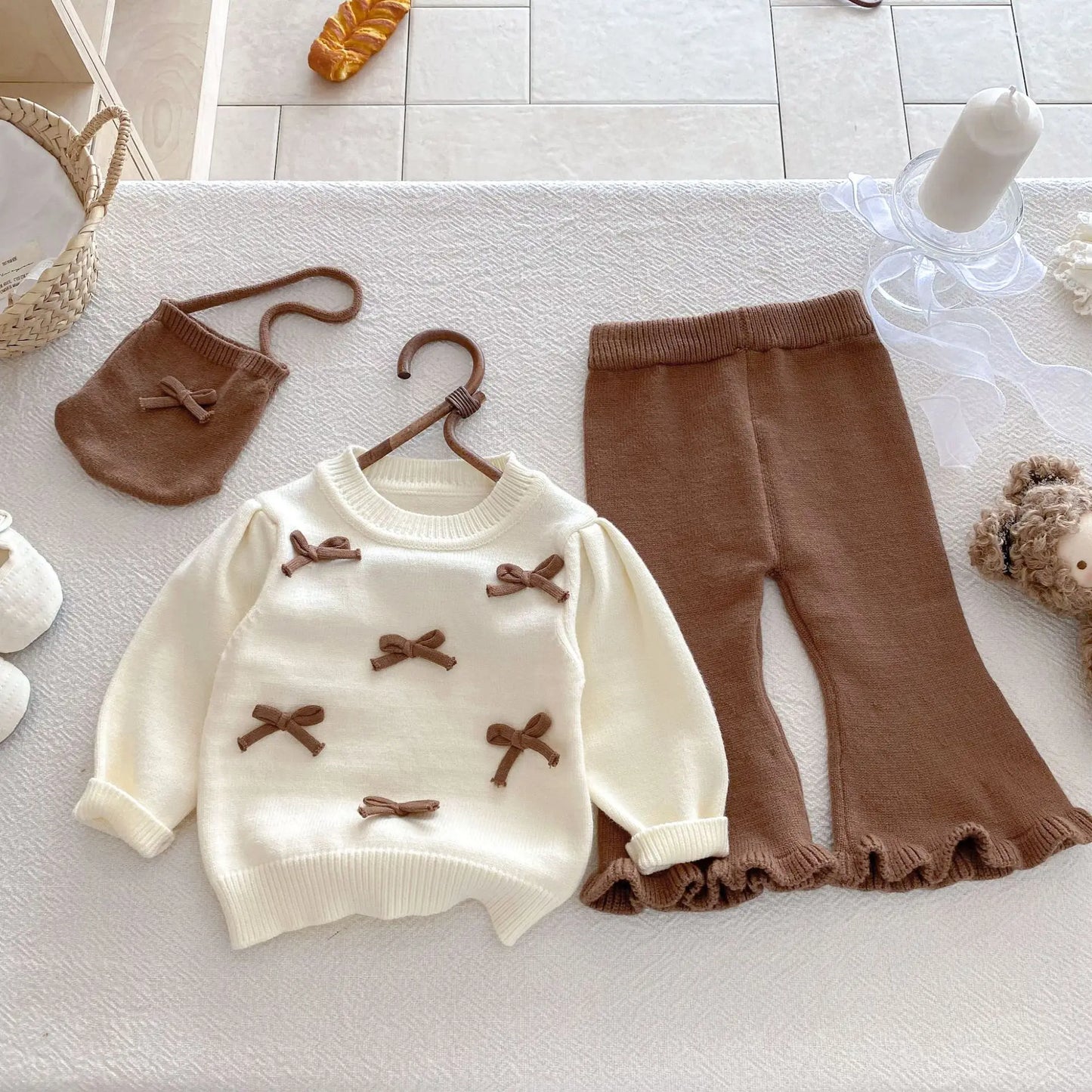 Ensemble bébé fille 3 pièces – pull, pantalon évasé & mini sac (automne)