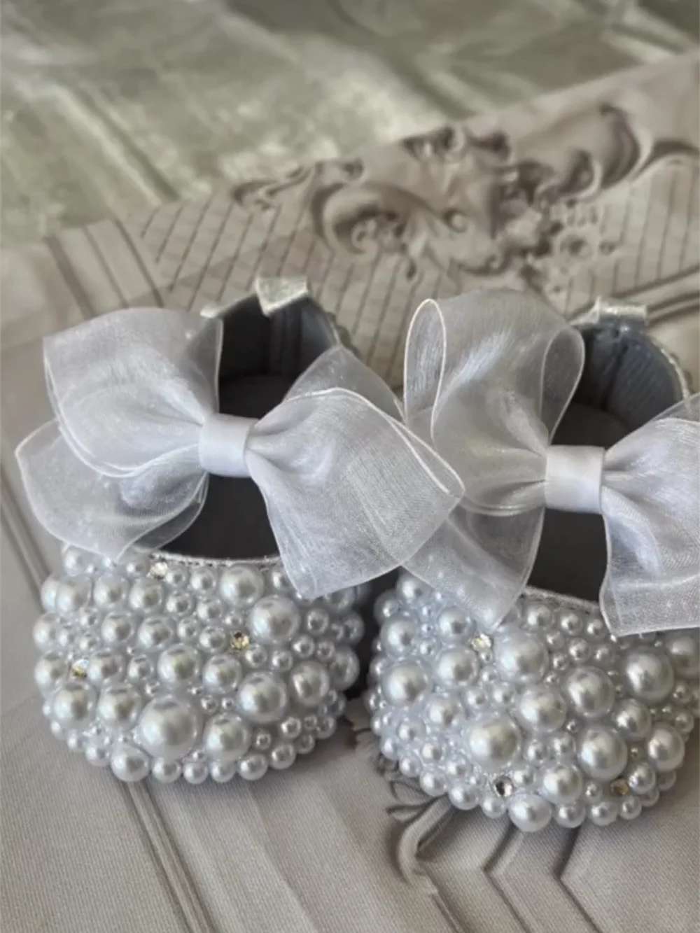 Chaussures bébé blanches à perles et strass, fait main, baptême 0-3m