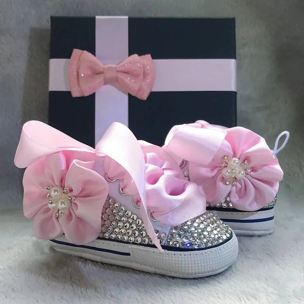 Chaussures bébé décontractées avec bandeau orné de perles, parfaites comme cadeau pour nouveau-né.