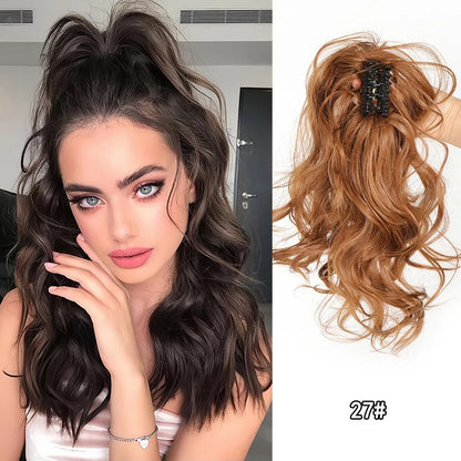 Queue de cheval synthétique OLA bouclée courte à pince noire .