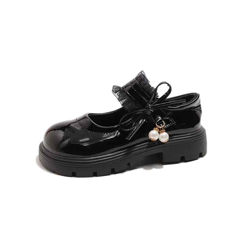 Chaussures Mary Janes noires en cuir PU, plaques et souples, avec pendentif perlé, idéales pour école, mariage et occasions, au toucher doux et brillant.